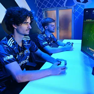 HSV-eSportler Brandon Wüschem und Steffen Pöppe an der Konsole