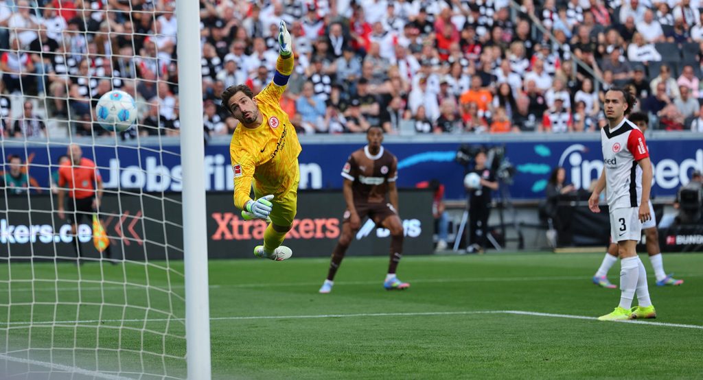 Frankfurts Torwart Kevin Trapp kann dem Saliakas-Schuss nur hinterher schauen.