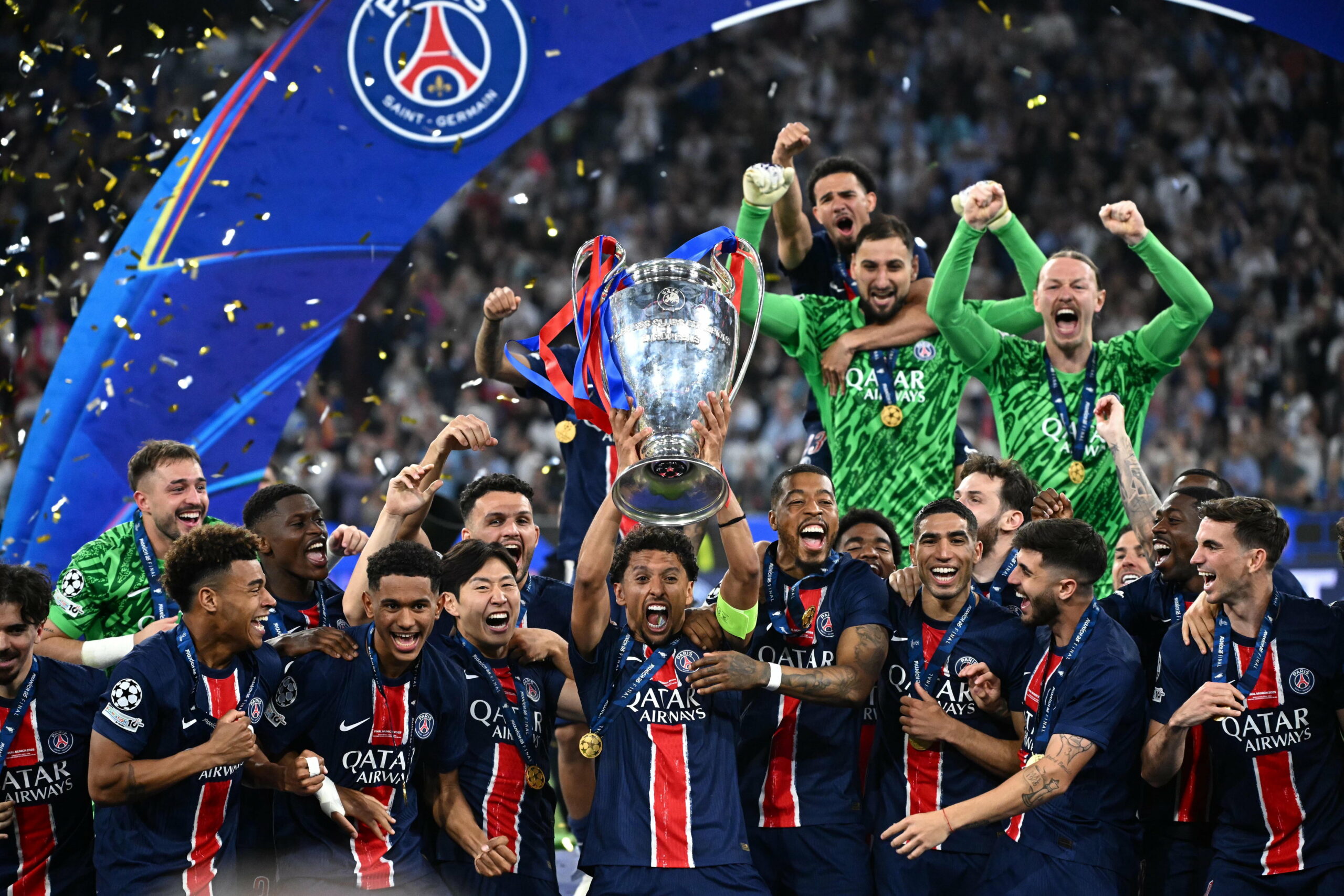 Paris Saint-Germain mit Champions-League-Trophäe