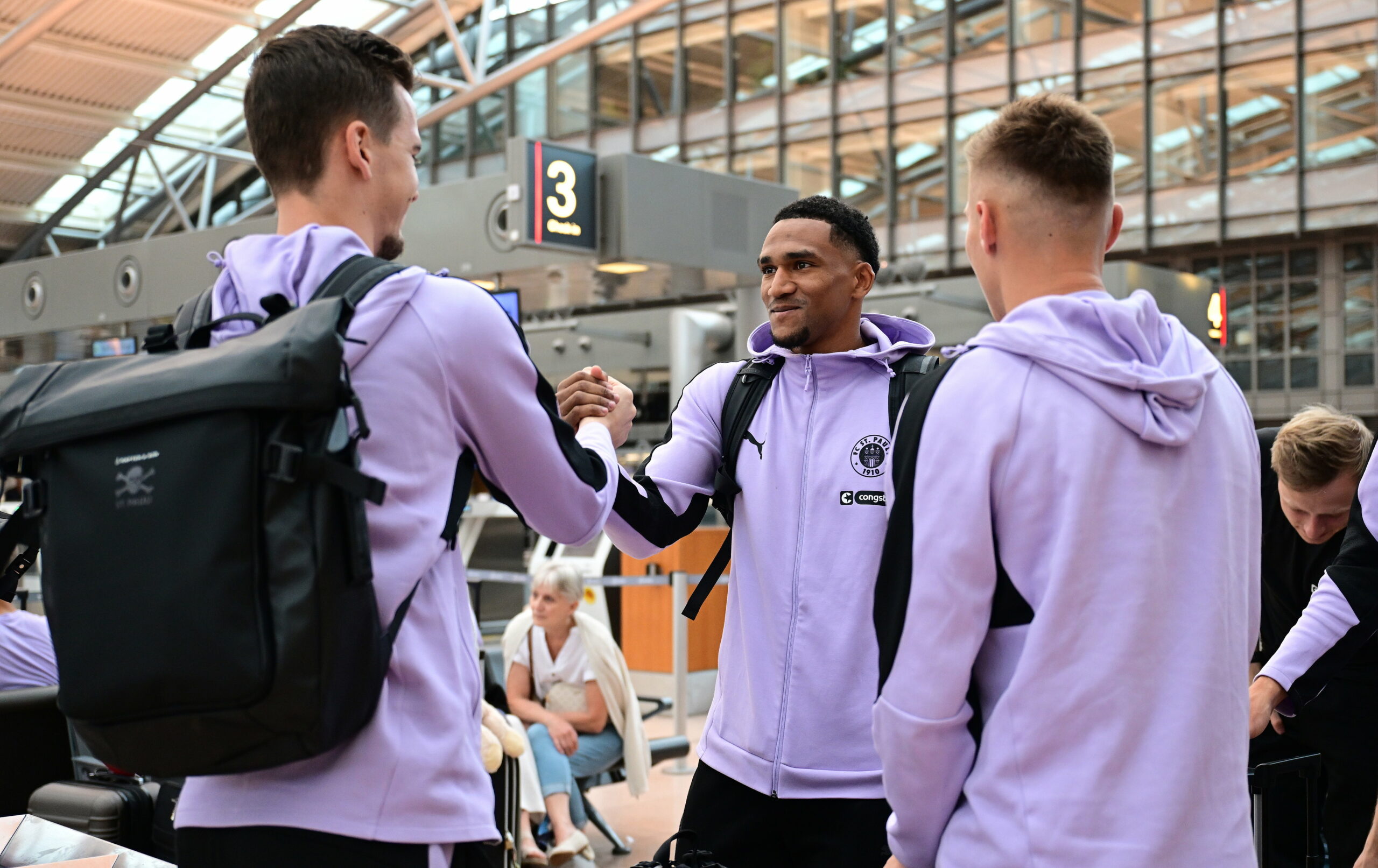 Andreas Hountondji am Flughafen vor dem St. Pauli-Trainingslager