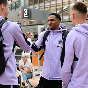 Andreas Hountondji am Flughafen vor dem St. Pauli-Trainingslager