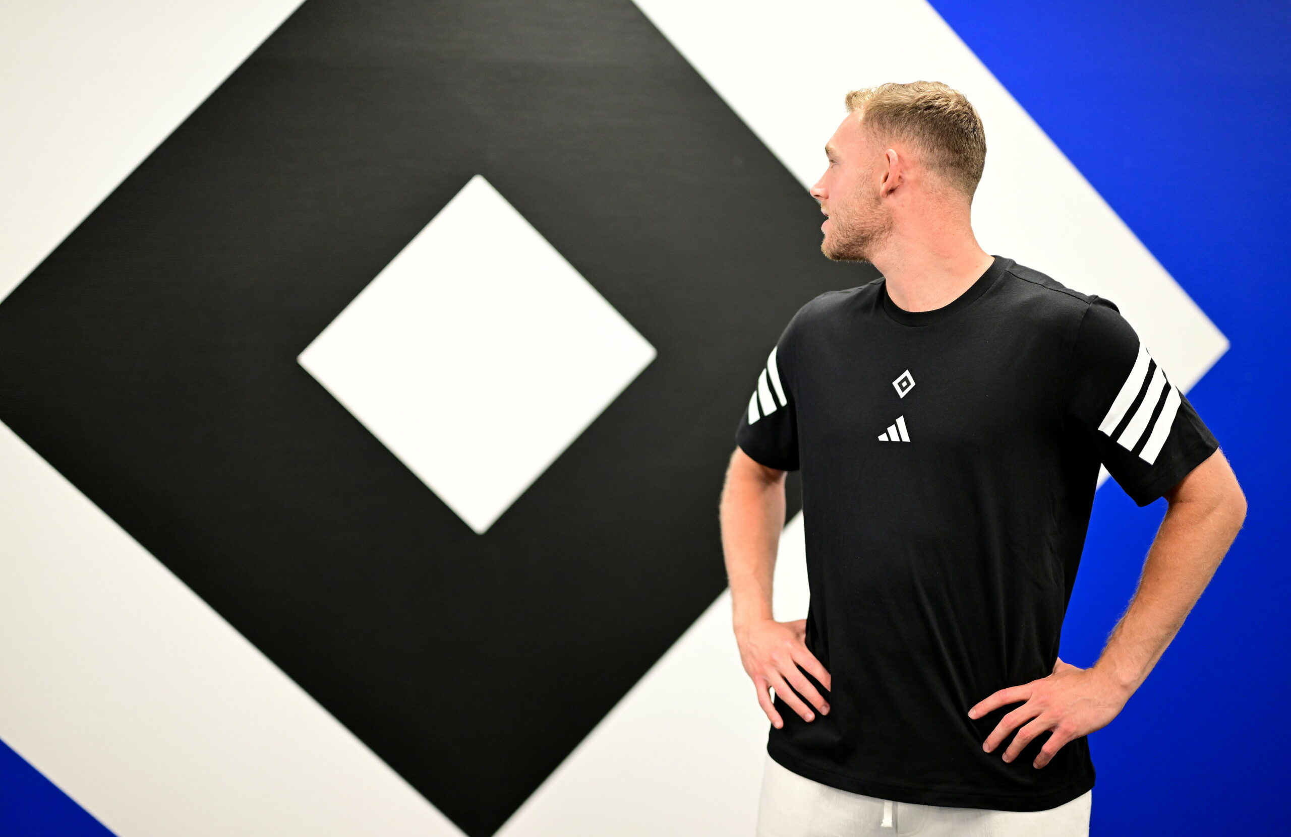 Daniel Peretz vor dem HSV-Logo