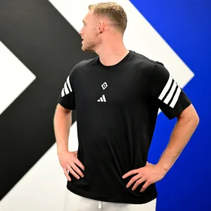 Daniel Peretz vor dem HSV-Logo