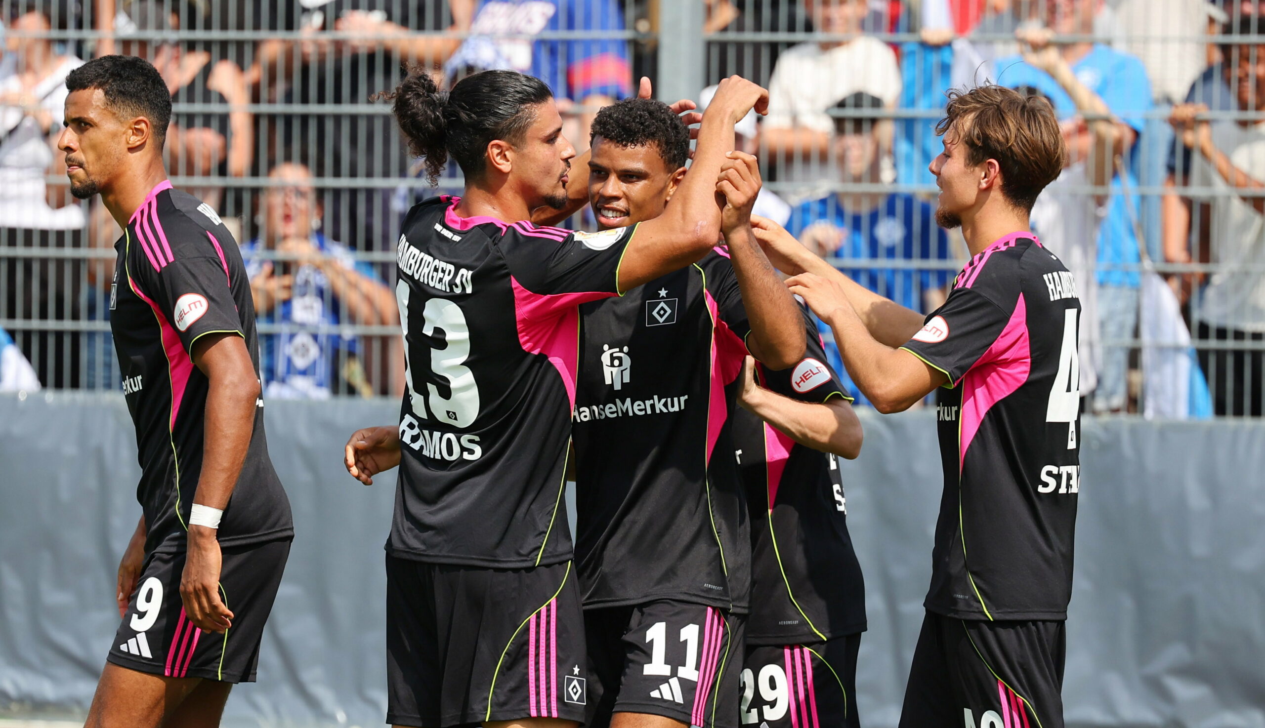 HSV-Profis jubeln in der ersten Pokal-Runde Oberligist Pirmasens