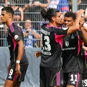 HSV-Profis jubeln in der ersten Pokal-Runde Oberligist Pirmasens