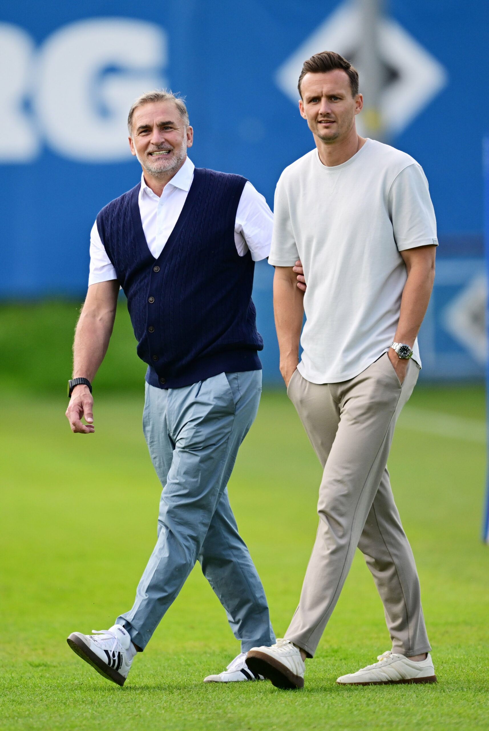 Stefan Kuntz und Claus Costa gehen über den HSV-Trainingsplatz