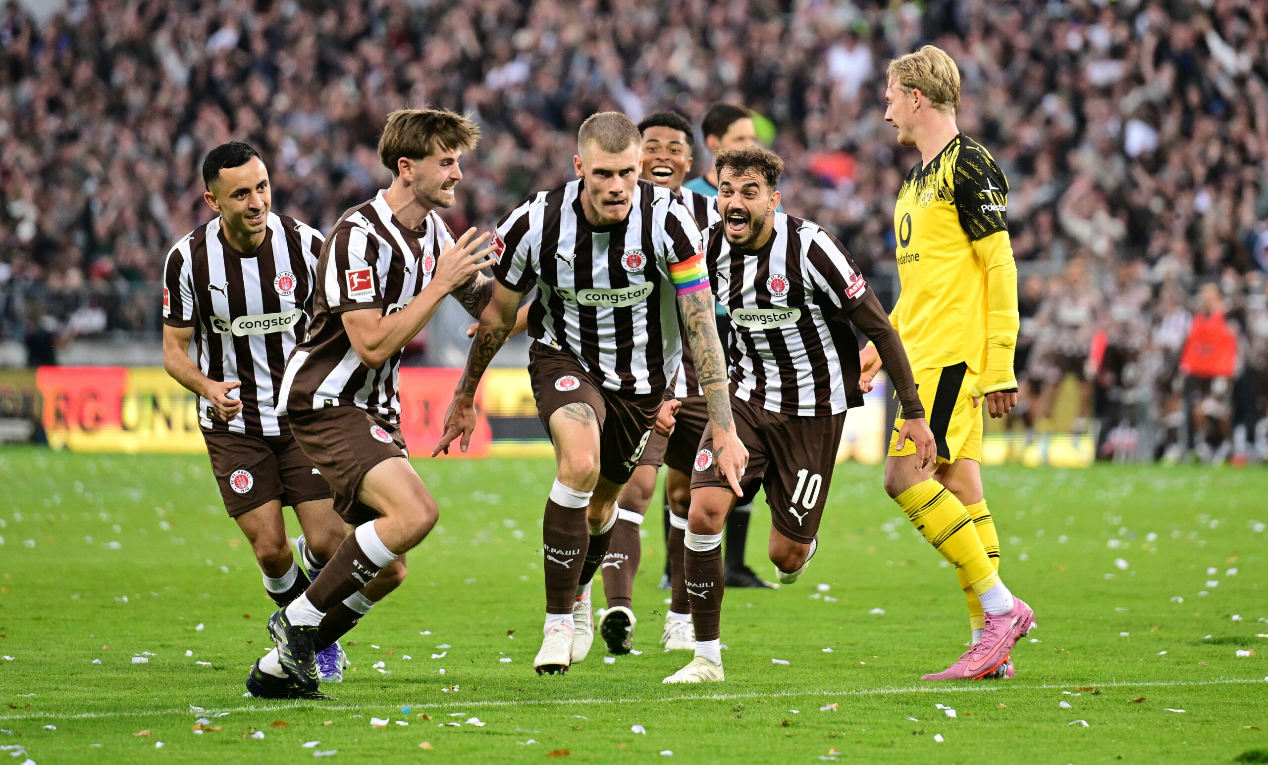 St. Pauli bejubelt ein Tor gegen Borussia Dortmund