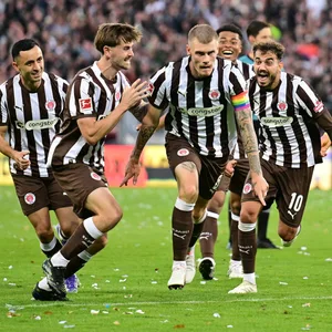 St. Pauli bejubelt ein Tor gegen Borussia Dortmund