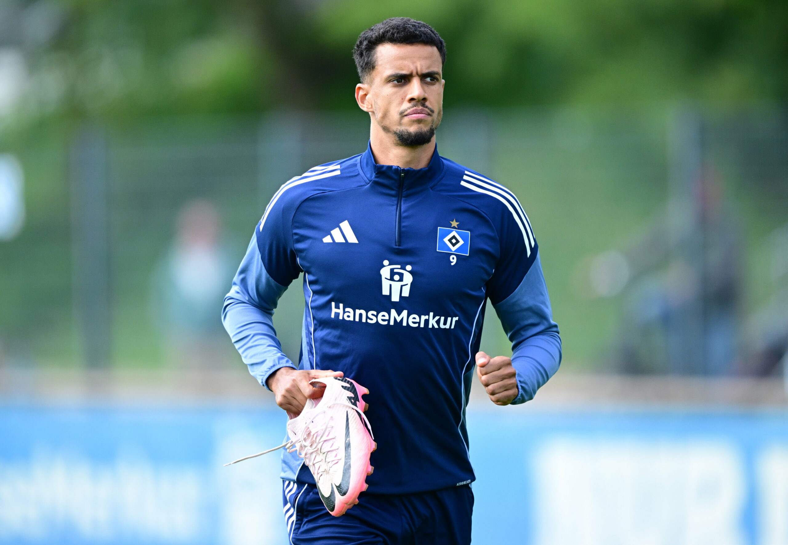 HSV-Stürmer Robert Glatzel guckt ernst