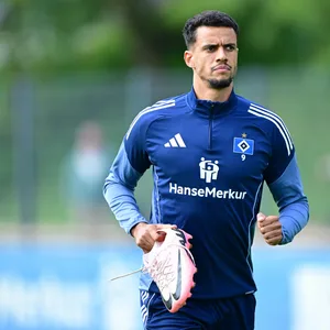 HSV-Stürmer Robert Glatzel guckt ernst