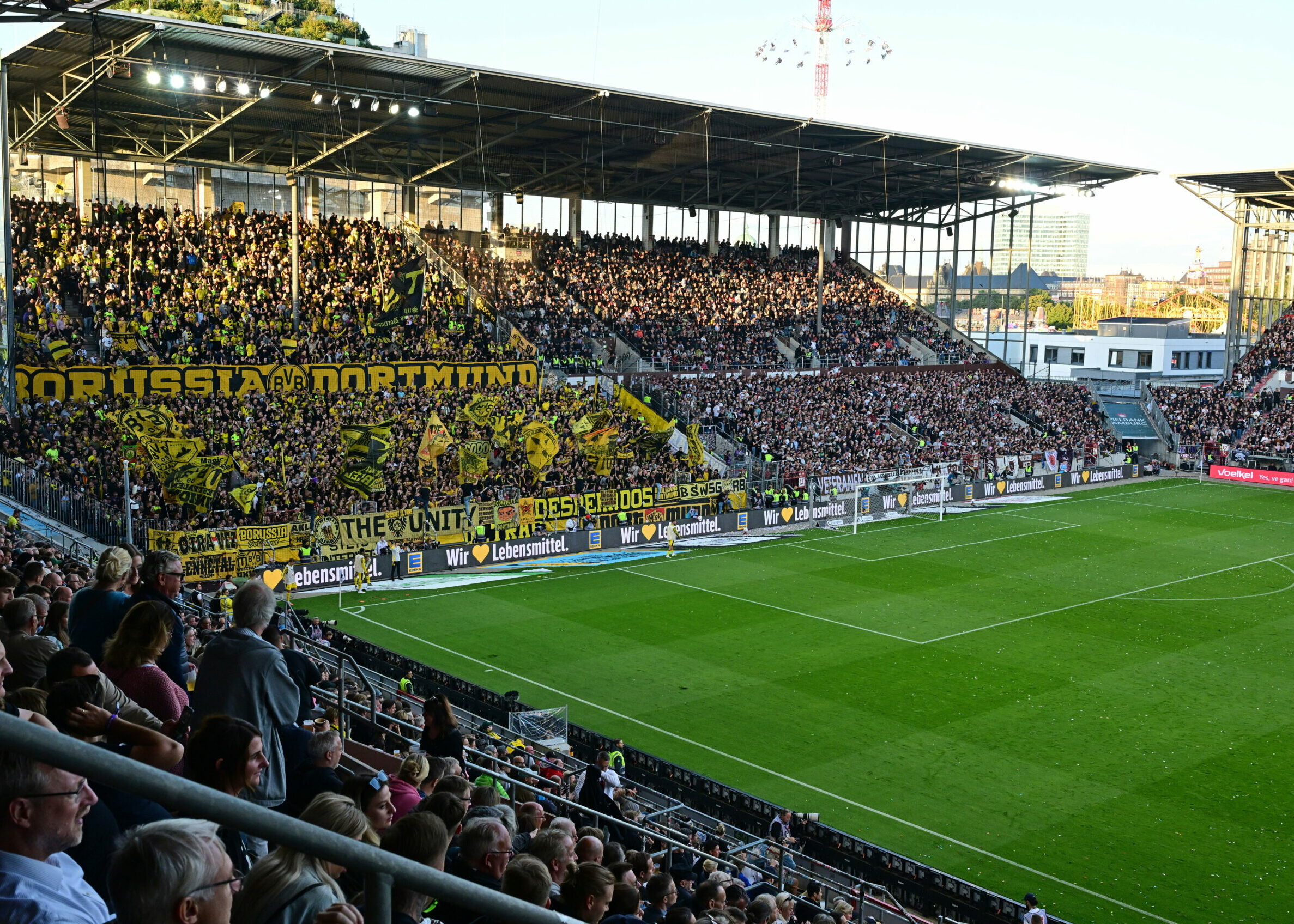 Die mit Fans gefüllte Nordtribüne des Millerntorstadions