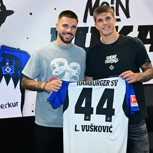 Mario Vuskovic präsentierte stolz das Trikot seines Bruders Luka bei dessen HSV-Vorstellung.