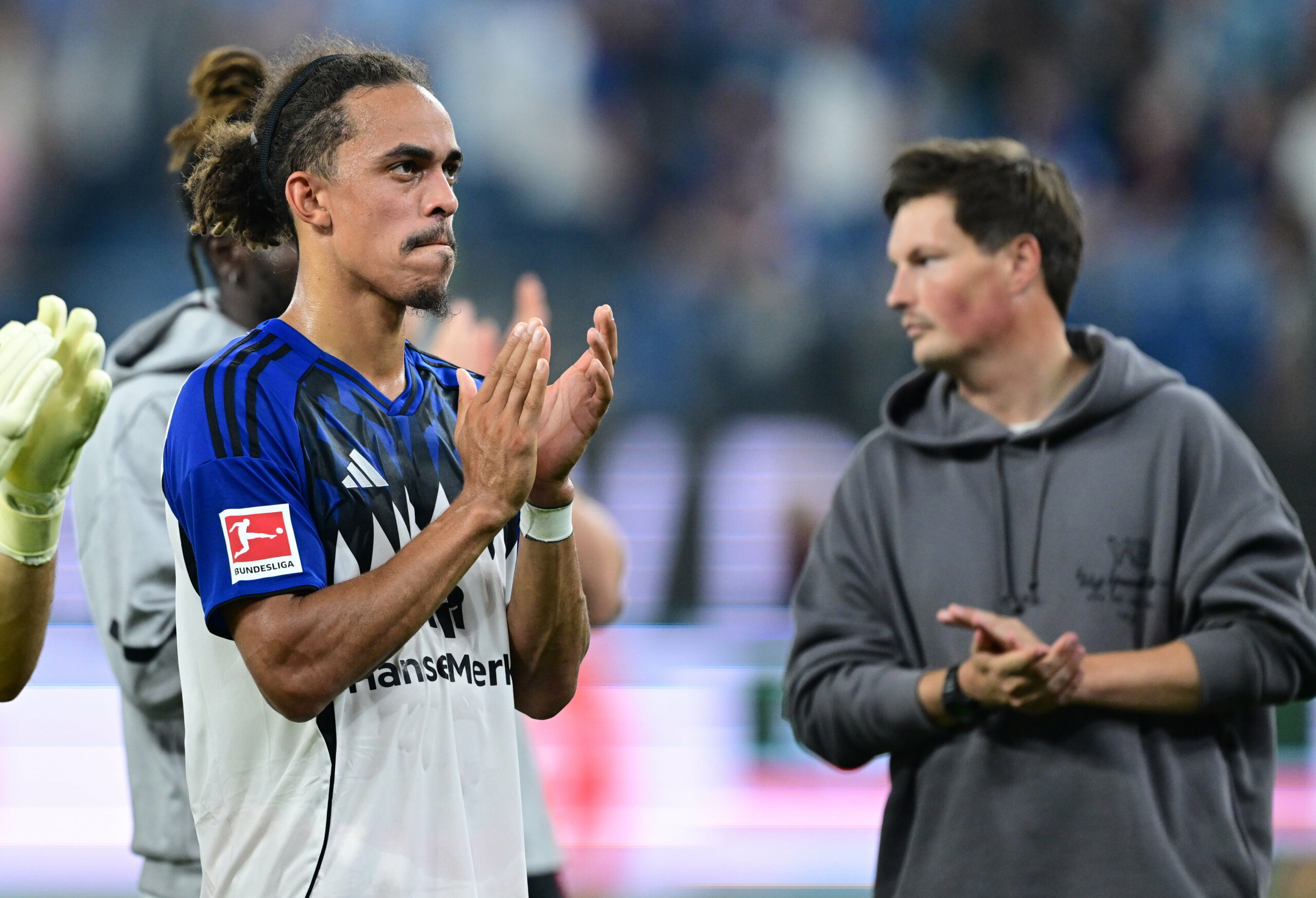 Yussuf Poulsen und HSV-Trainer Merlin Polzin klatschen in die Hände.