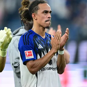 Yussuf Poulsen und HSV-Trainer Merlin Polzin klatschen in die Hände.