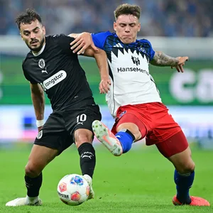 St. Pauli und der HSV trafen bereits am zweiten Spieltag aufeinander (hier Danel Sinani und Nicolai Remberg).