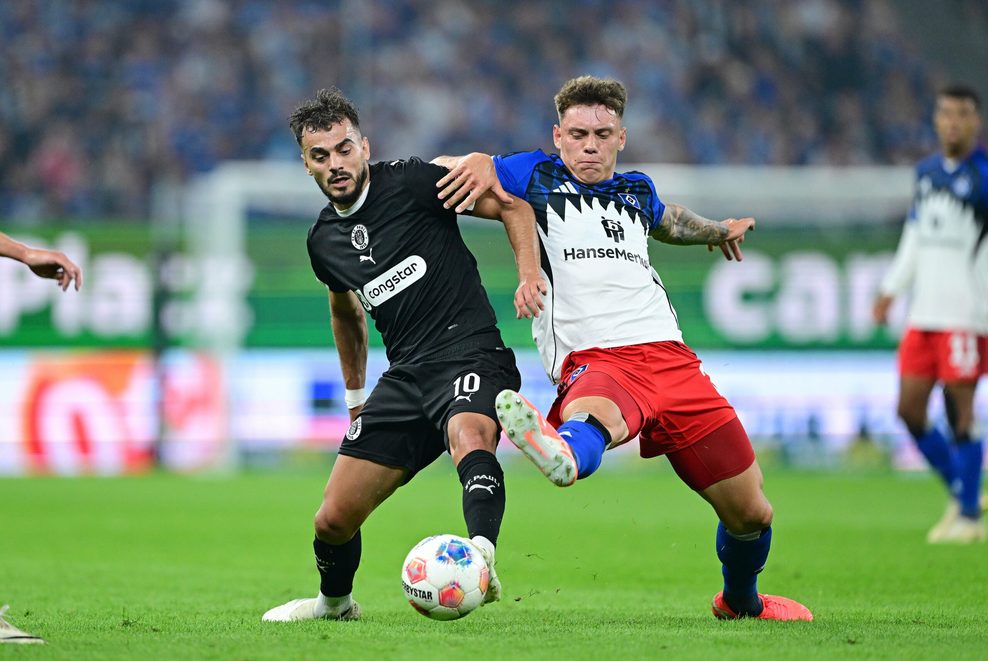 St. Pauli und der HSV trafen bereits am zweiten Spieltag aufeinander (hier Danel Sinani und Nicolai Remberg).