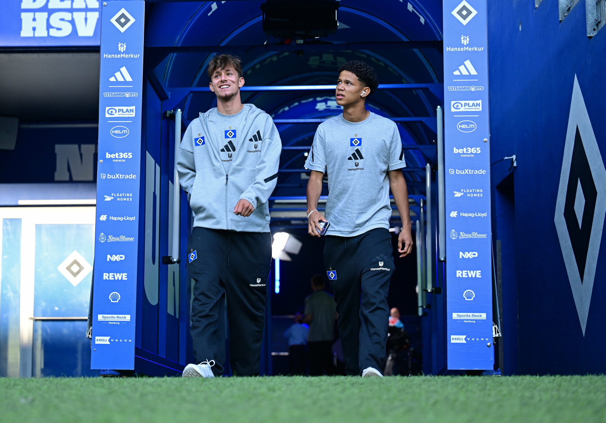 Otto Stange und Alexander Røssing-Lelesiit betreten den Rasen im Volksparkstadion.