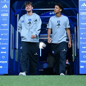 Otto Stange und Alexander Røssing-Lelesiit betreten den Rasen im Volksparkstadion.