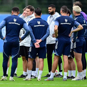HSV-Coach Merlin Polzin spricht auf dem Trainingsplatz im Volkspark zu seiner Mannschaft.