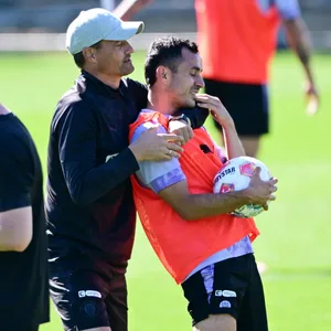Alexander Blessin umarmt Manolis Saliakas im St. Pauli-Training von hinten.