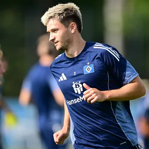 Noah Katterbach beim HSV-Training im Volkspark