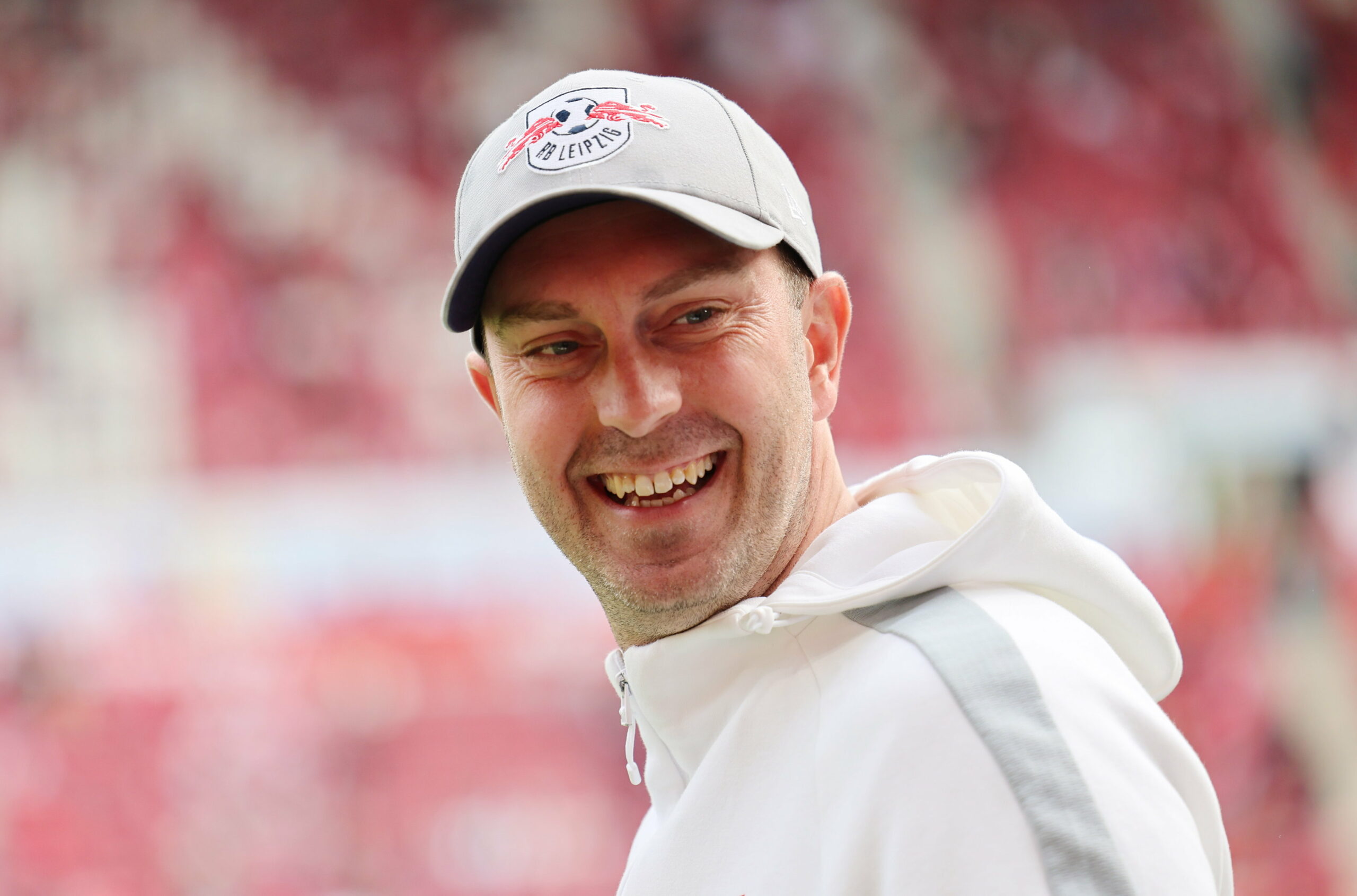 Leipzig-Trainer Ole Werner lacht und trägt ein Red Bull-Cap