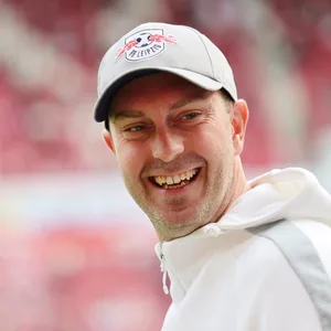 Leipzig-Trainer Ole Werner lacht und trägt ein Red Bull-Cap
