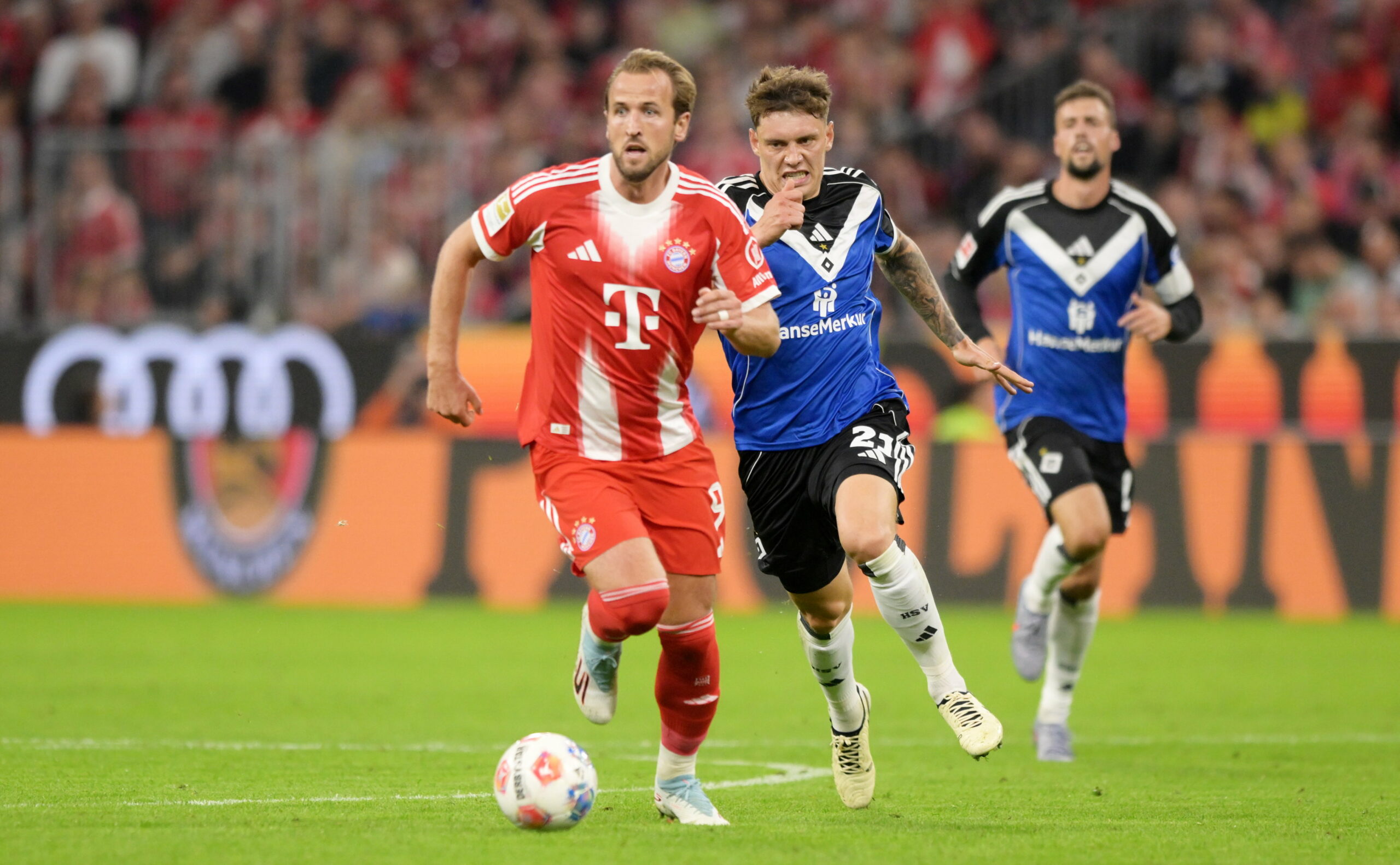 Harry Kane im Laufduell mit HSV-Profi Nicolai Remberg