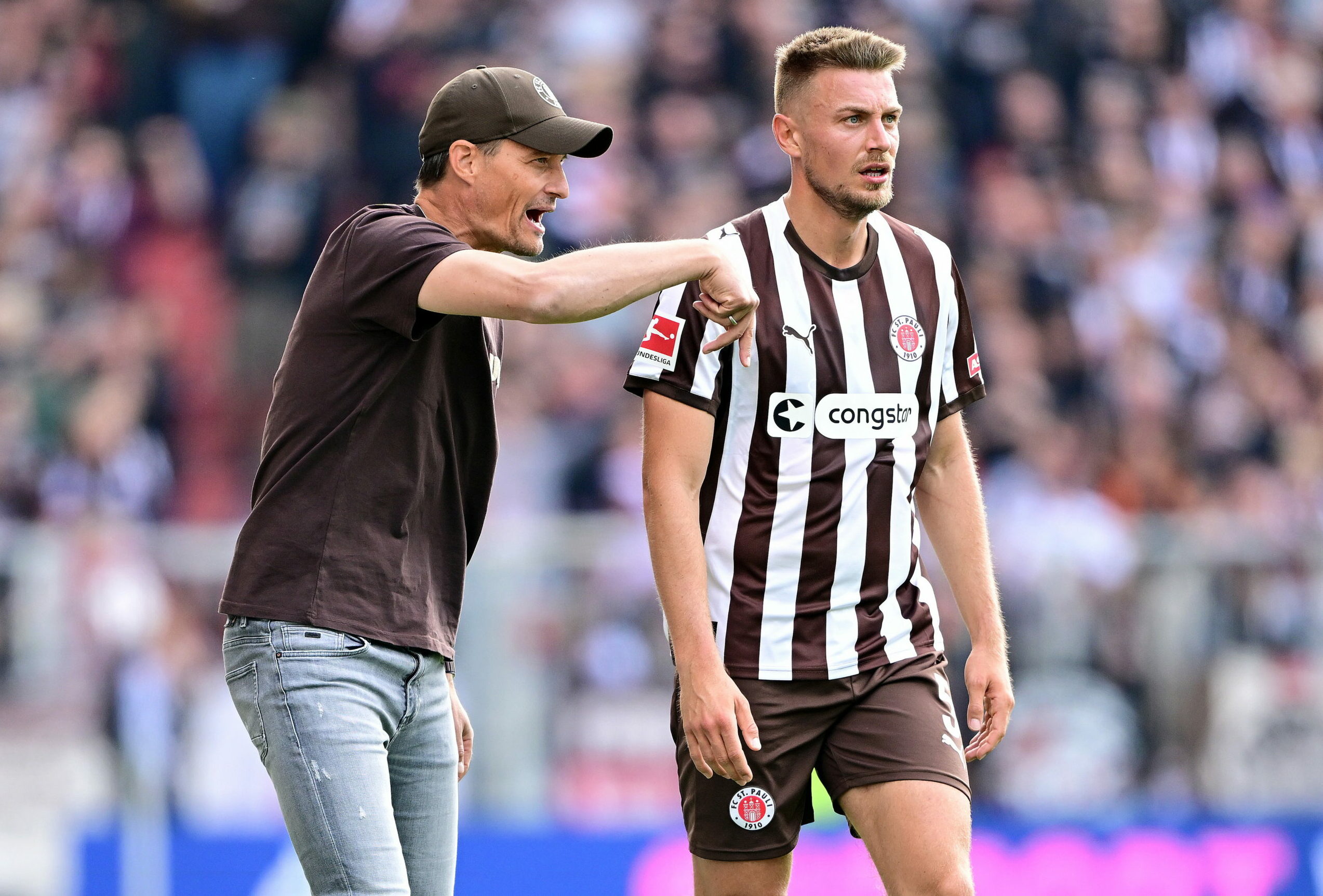 St. Pauli-Trainer Trainer Alexander Blessin spricht mit Abwehrspieler Hauke Wahl