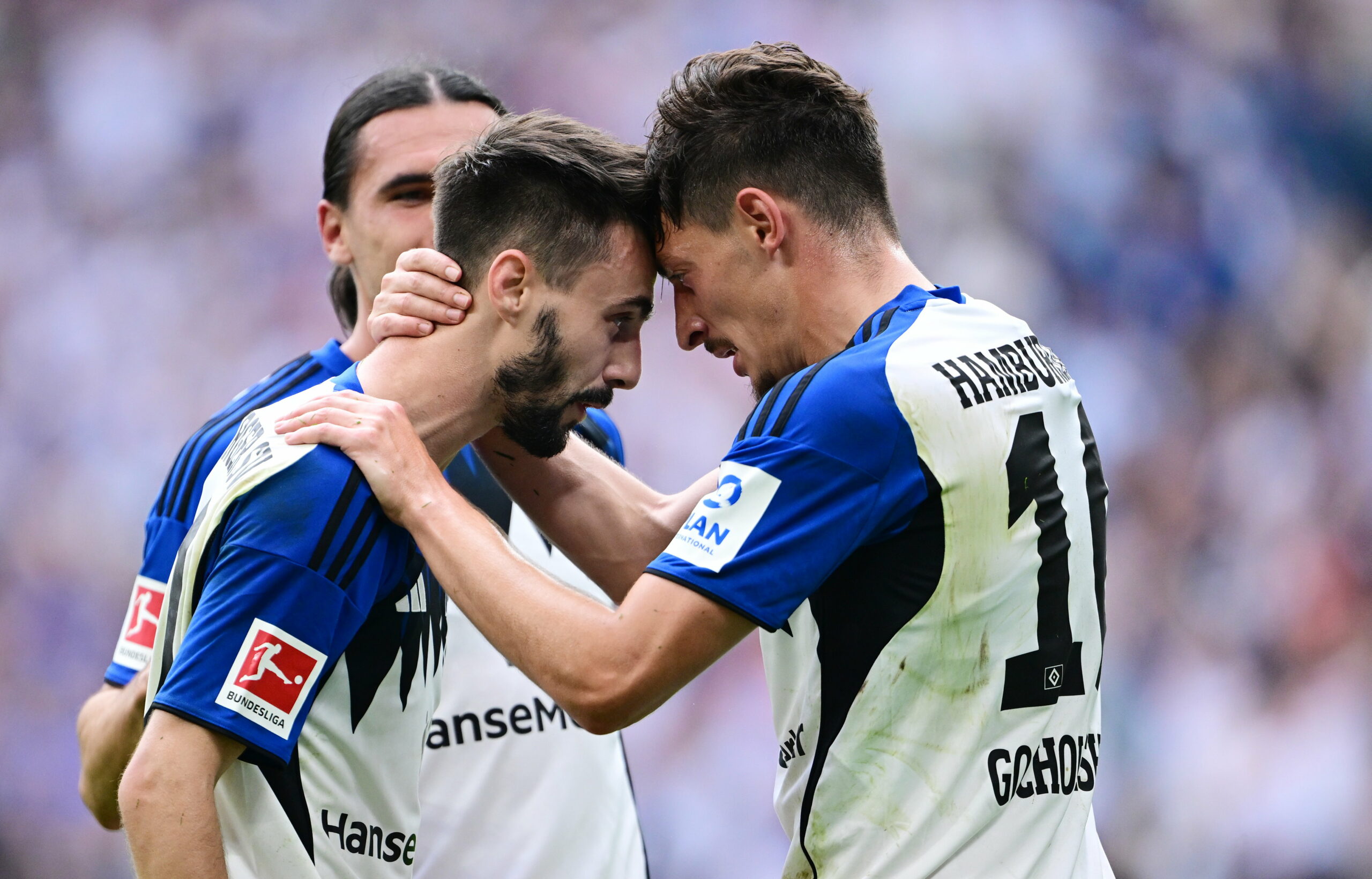 Fabio Vieira jubelt mit Giorgi Gocholeishvili.