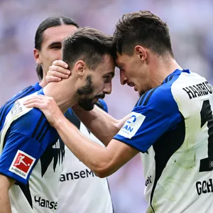 Fabio Vieira jubelt mit Giorgi Gocholeishvili.