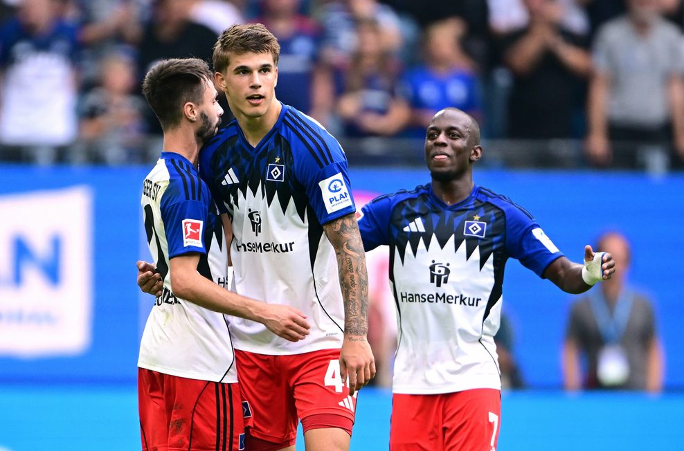 Fábio Vieira, Luka Vuskovic und Jean-Luc Dompé jubeln gemeinsam für den HSV