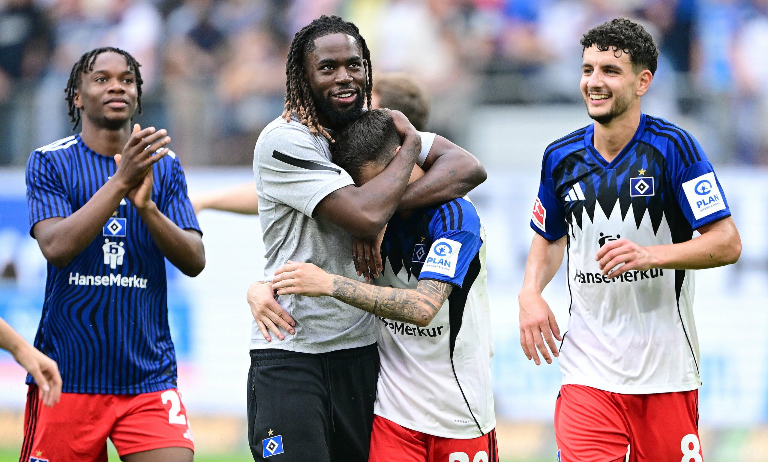 Jordan Torunarigha umarmt Fábio Vieira auf dem Spielfeld