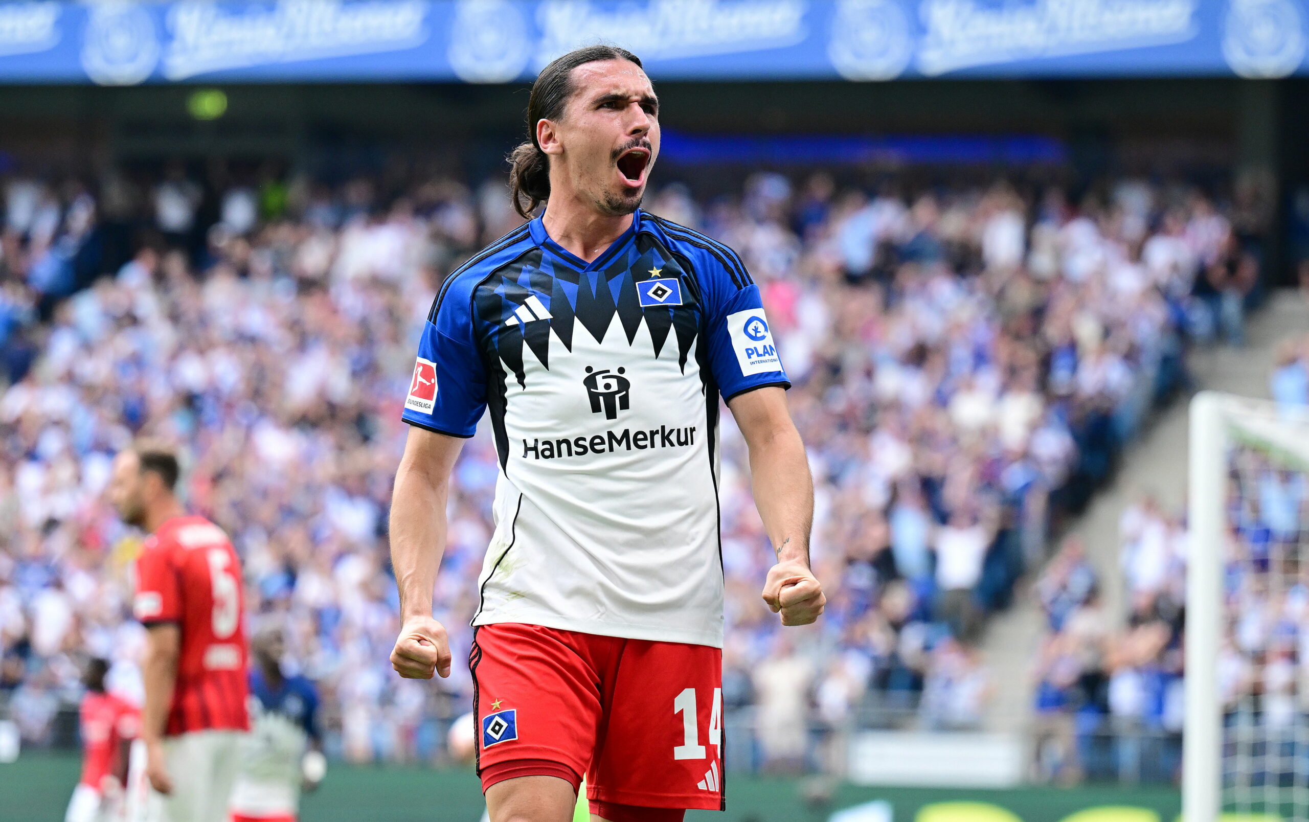 Rayan Philippe bejubelt ein Tor für den HSV