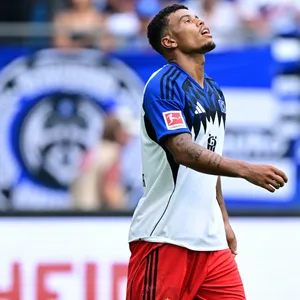 Ransford Königsdörffer schaut auf dem Spielfeld nach oben