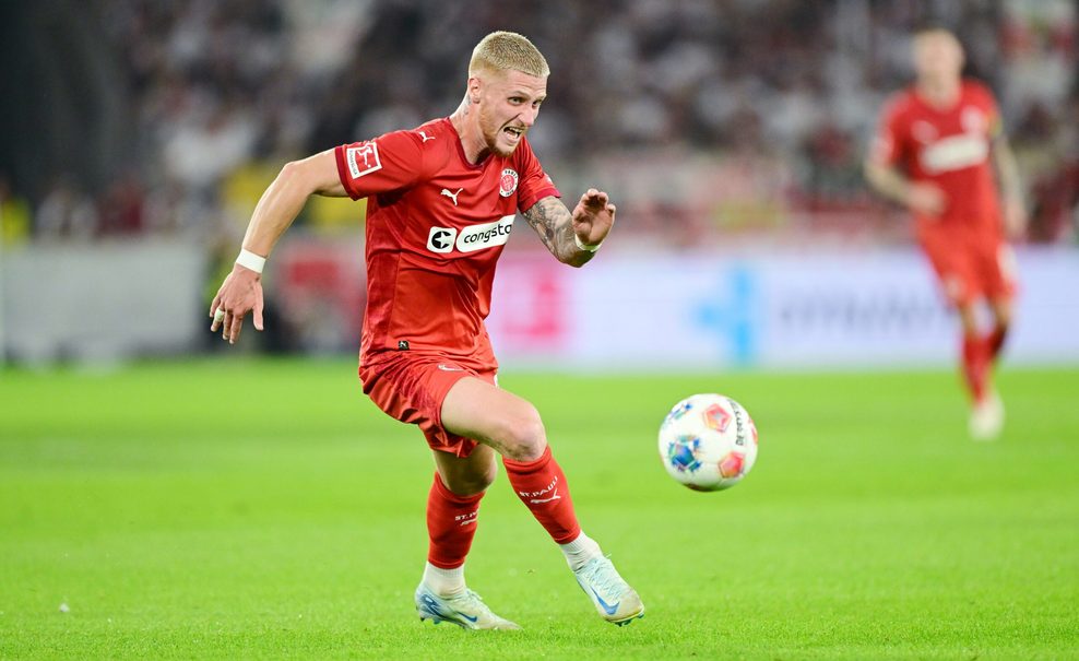 Louis Oppie dribbelt mit dem Ball.