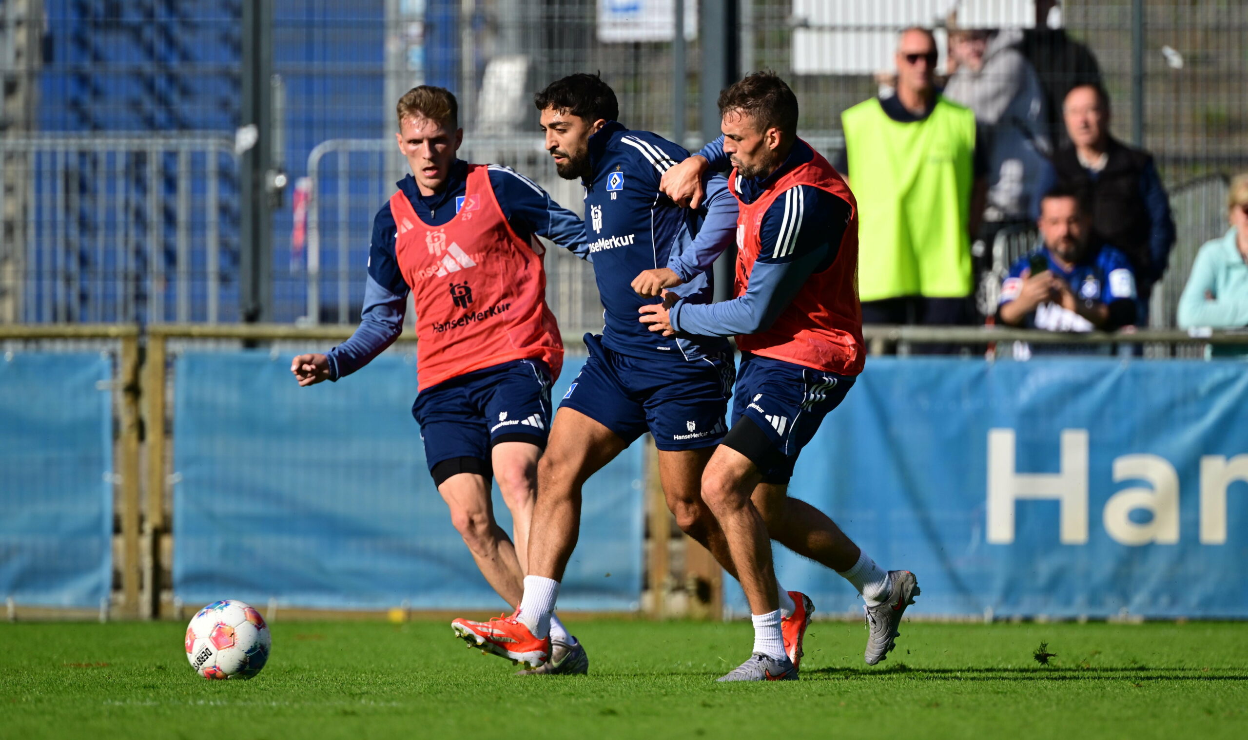 Emir Sahiti, Immanuel Pherai und Jonas Meffert im HSV-Training