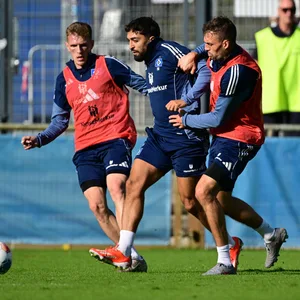 Emir Sahiti, Immanuel Pherai und Jonas Meffert im HSV-Training