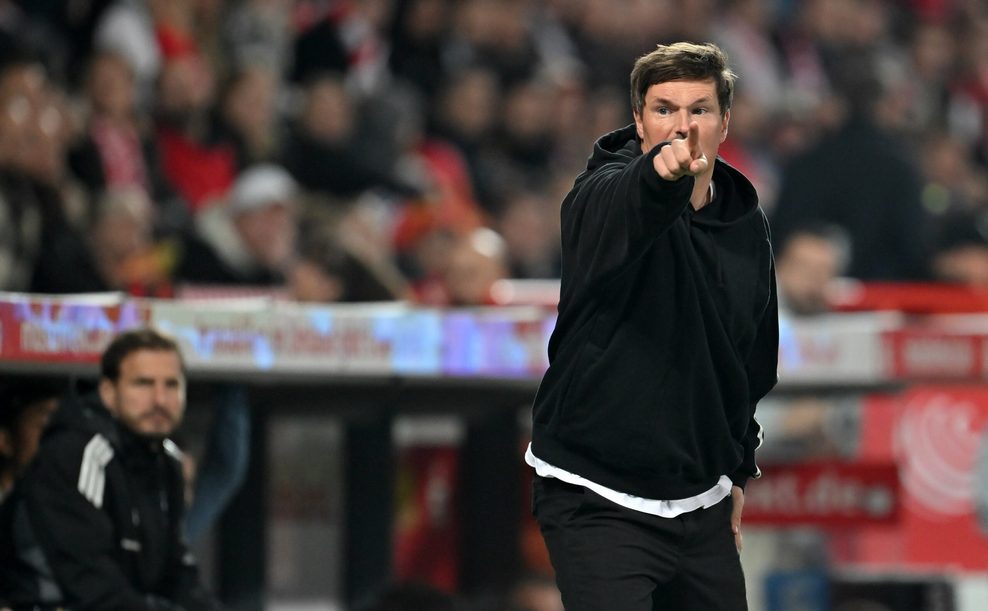 HSV-Trainer Merlin Polzin zeigt im Stadion „An der Alten Försterei“ mit dem Finger auf das Spielfeld.