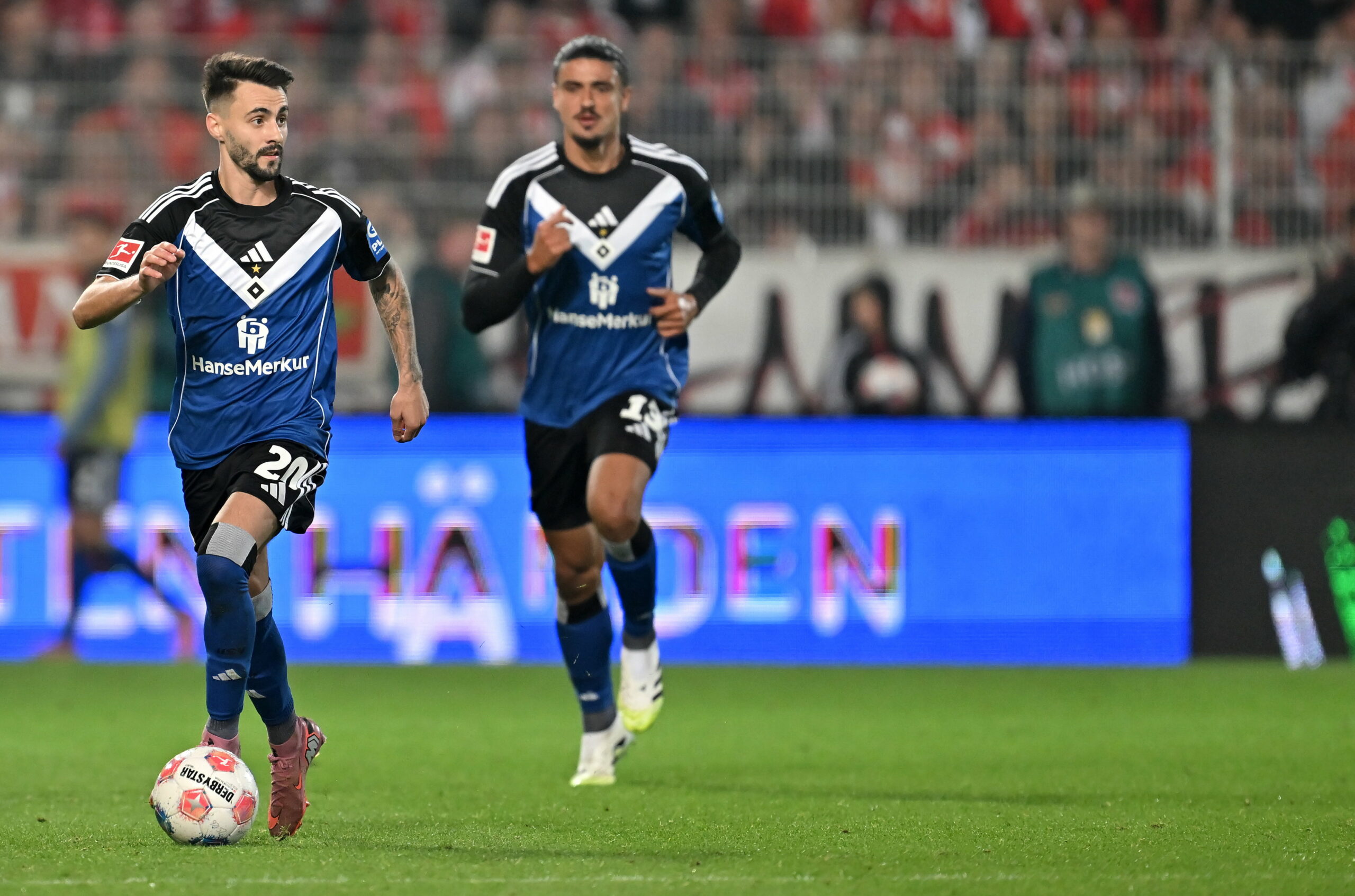 Fábio Vieira dribbelt mit dem Ball beim Spiel in Berlin.