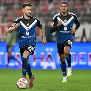 Fábio Vieira dribbelt mit dem Ball beim Spiel in Berlin.