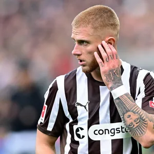 Louis Oppie kratzt sich am Ohr.