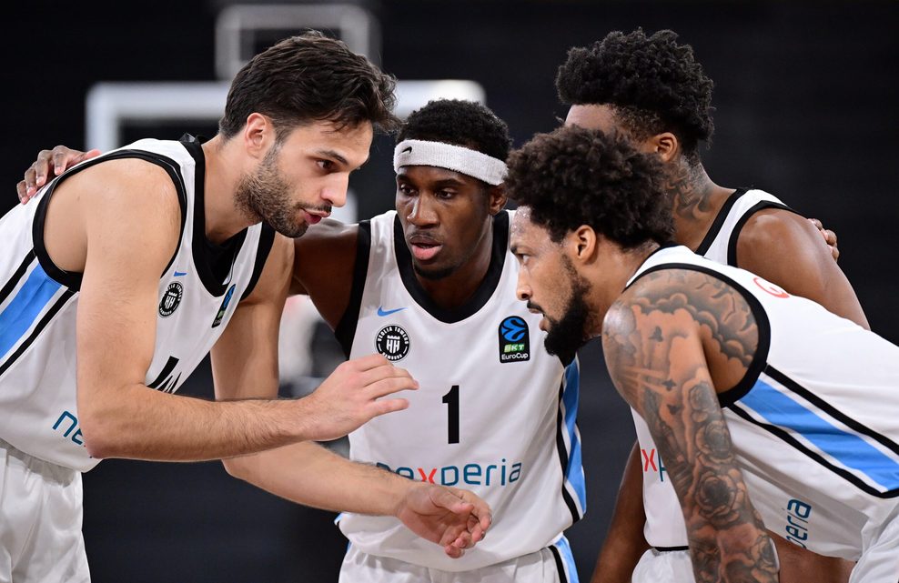 Hamburg Towers bilden einen Teamkreis