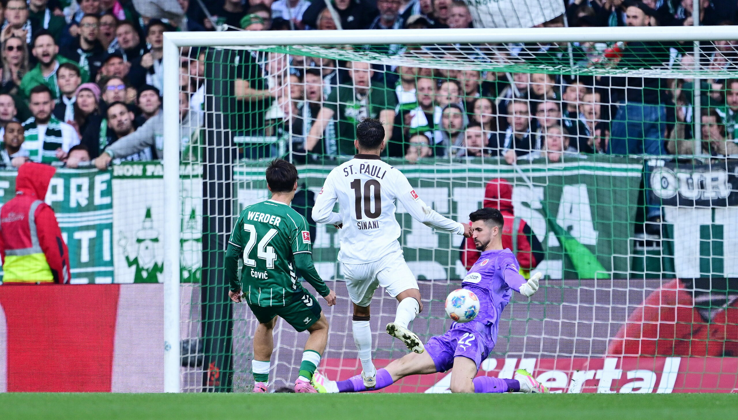 St. Paulis Torwart Nikola Vasilj pariert stark gegen Bremens Patrice Covic