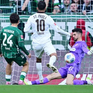 St. Paulis Torwart Nikola Vasilj pariert stark gegen Bremens Patrice Covic