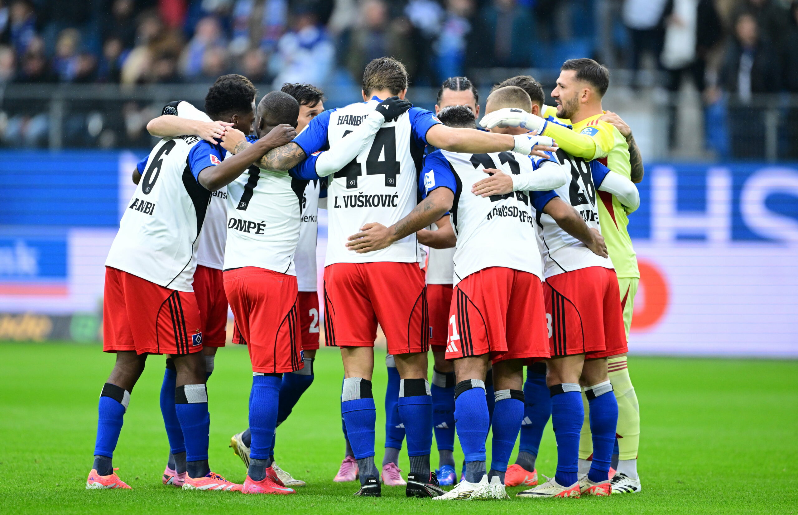 HSV-Spieler bilden vor dem Anpfiff einen Kreis.