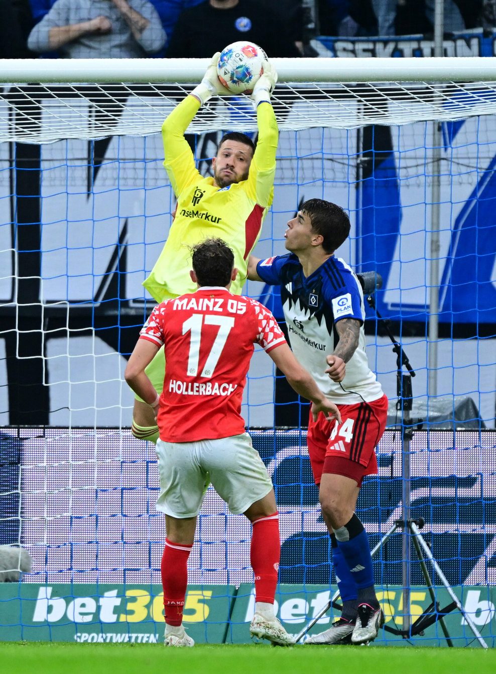 Daniel Heuer Fernandes fängt den Ball ab.