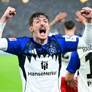 Giorgi Gocholeishvili jubelt in die Kamera.