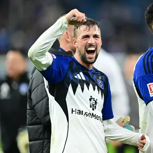 Jonas Meffert jubelt nach dem 4:0-Erfolg gegen Mainz.