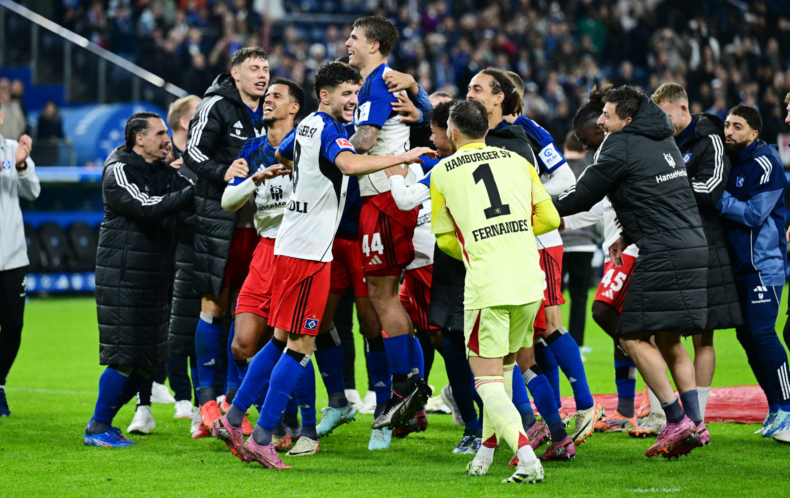 HSV-Spieler jubeln